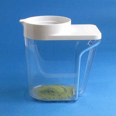 プラスチック容器に粉末緑茶を適量入れます